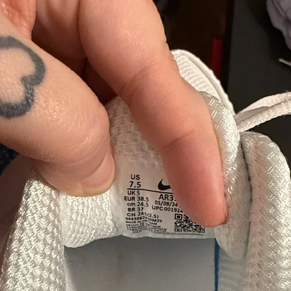 Nike Shox White and Gray Athletic Shoes - Picture 2 of 3